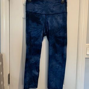 Medium Cropped Old Navy Active Elevate Legging in a blue tye-dye